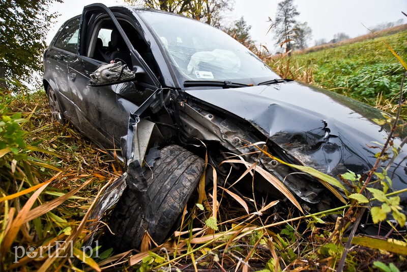 Elbląg, Kobieta kierująca audi uderzyła w drzewo Elbląg, Kobieta kierująca audi uderzyła w drzewo