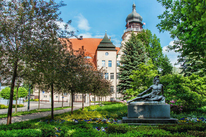 Elbląg, Punkty nieodpłatnej pomocy prawnej mieszczą się w Urzędzie Miejskim (Zdjęcie z konkursu Fotka Miesiąca, czerwiec 2019, autor FredAN)