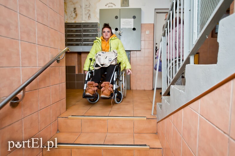 Elbląg, Po wyjeździe z windy panią Elżbietę czekają schody,a przy wyjeździe z klatki - dodatkowy próg