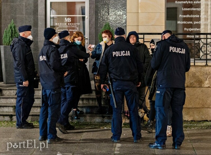 Elbląg, Policjanci legitymowali osoby zgromadzone o godz. 17 przed Piekarczykiem, Elbląg, Policjanci legitymowali osoby zgromadzone o godz. 17 przed Piekarczykiem,