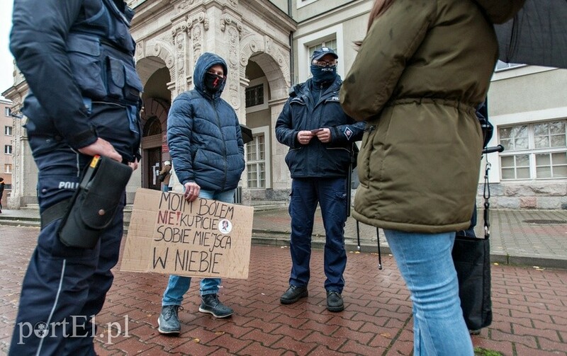 Elbląg, Policjanci wylegitymowali uczestników pikiety pod sądem