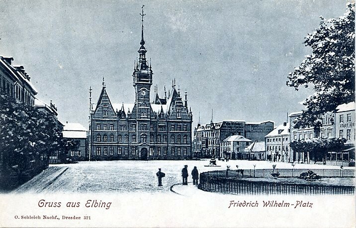 Elbląg, Plac Fryderyka Wilhelma (obecnie plac Słowiański) zimą. W tle dawny Ratusz Staromiejski