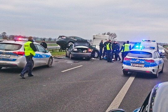 Elbląg, Uciekał przed policją, zniszczył cztery auta i radiowóz na S7