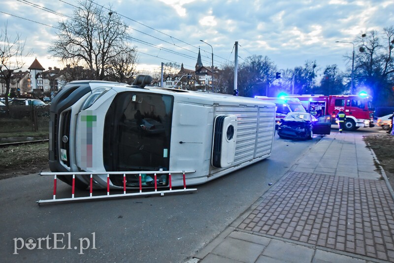 Elbląg, Zderzenie dostawczego fiata z osobowym fordem, kierowca fiata stracił prawo jazdy