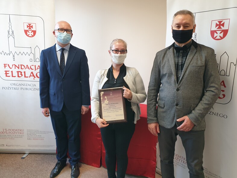 Elbląg, Emilia Kowalska (w środku) otrzymała nagrodę za Elbląski Rękopis Roku Elbląg, Emilia Kowalska (w środku) otrzymała nagrodę za Elbląski Rękopis Roku