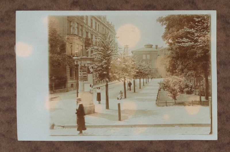 Elbląg, Widok na teatr miejski z perspektywy Dużego Ogrodu Zabaw (ob. Pl. Wolności) oraz dawnej ul. Pańskiej (ob. Janowskiej). Zdjęcie wykonano w 1915 r. Elbląg, Widok na teatr miejski z perspektywy Dużego Ogrodu Zabaw (ob. Pl. Wolności) oraz dawnej ul. Pańskiej (ob. Janowskiej). Zdjęcie wykonano w 1915 r.