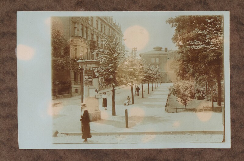 Elbląg, Widok na teatr miejski z perspektywy Dużego Ogrodu Zabaw (ob. Pl. Wolności) oraz dawnej ul. Pańskiej (ob. Janowskiej). Zdjęcie wykonano w 1915 r.