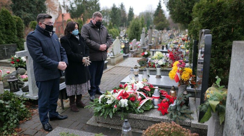 Elbląg, Złożono wiązanki i zapalili dziś rano znicze na grobach elblążan, którzy polegli w grudniu 1970 roku Elbląg, Złożono wiązanki i zapalili dziś rano znicze na grobach elblążan, którzy polegli w grudniu 1970 roku