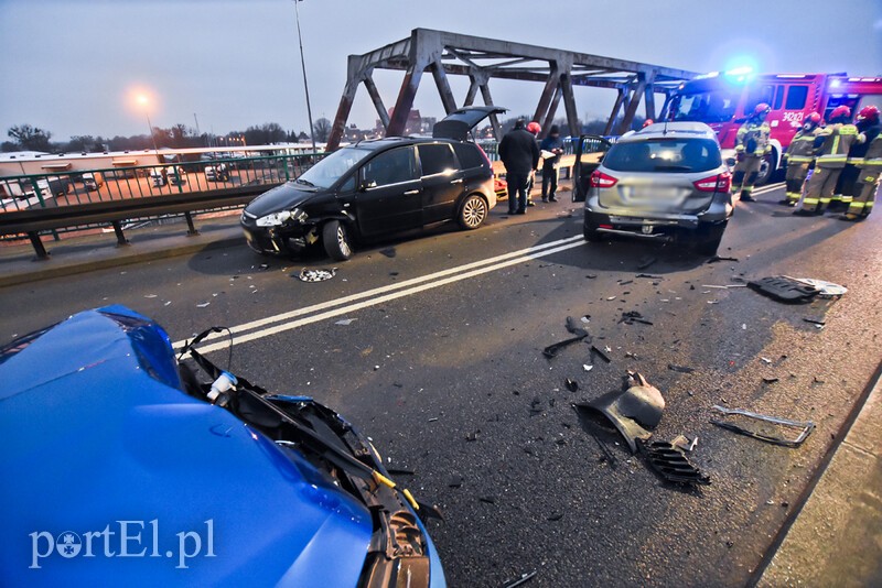 Elbląg, Most Unii Europejskiej zablokowany, zderzyły się tam trzy auta