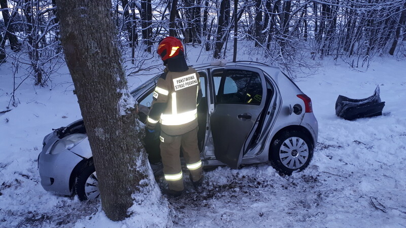 Elbląg, Toyotą uderzył w drzewo Elbląg, Toyotą uderzył w drzewo