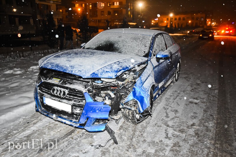 Elbląg, Audi uderzyło w drzewo na ul. Okrężnej Elbląg, Audi uderzyło w drzewo na ul. Okrężnej