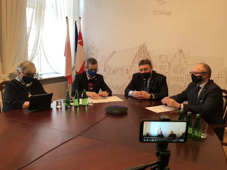 Elbląg, Dzisiaj w zdalnej konferencji prasowej na temat budżetu regionalnego wzięli udział: Elżbieta Gelert, Jerzy Wcisła, Witold Wróblewski i Jacek Protas Elbląg, Dzisiaj w zdalnej konferencji prasowej na temat budżetu regionalnego wzięli udział: Elżbieta Gelert, Jerzy Wcisła, Witold Wróblewski i Jacek Protas