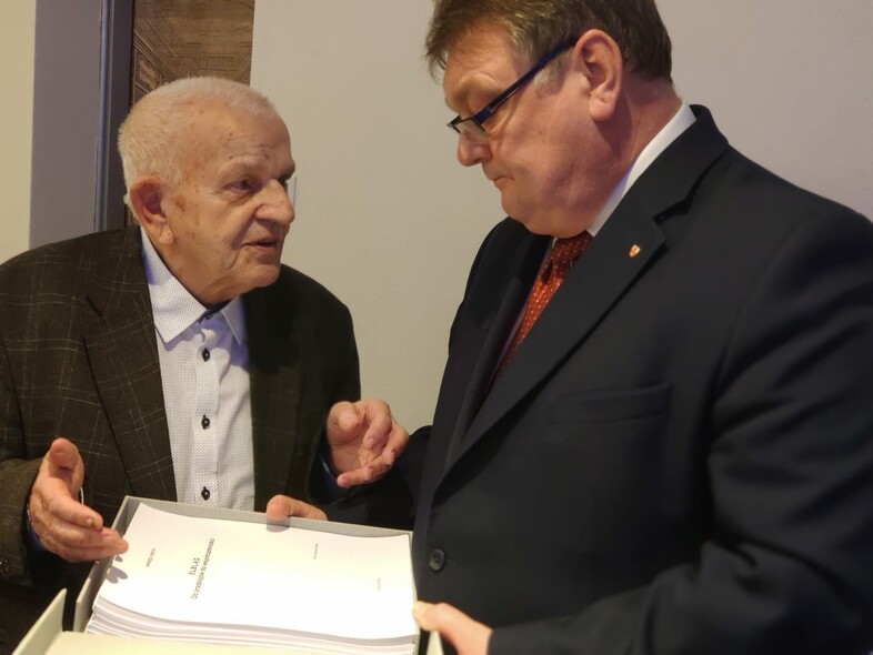 Elbląg, Profesor Andrzej Groth podczas spotkania z prezydentem przekazał monografię do druku Elbląg, Profesor Andrzej Groth podczas spotkania z prezydentem przekazał monografię do druku