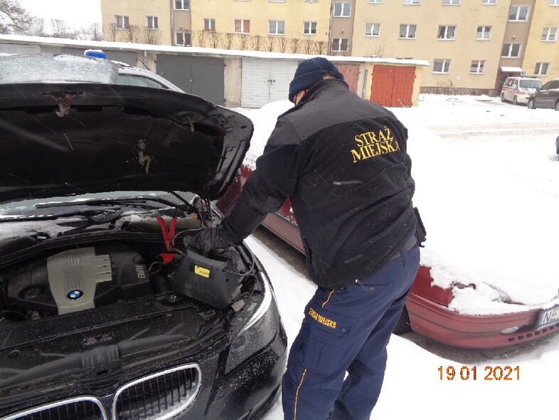 Elbląg, Strażnicy miejscy pomogą odpalić auto Elbląg, Strażnicy miejscy pomogą odpalić auto