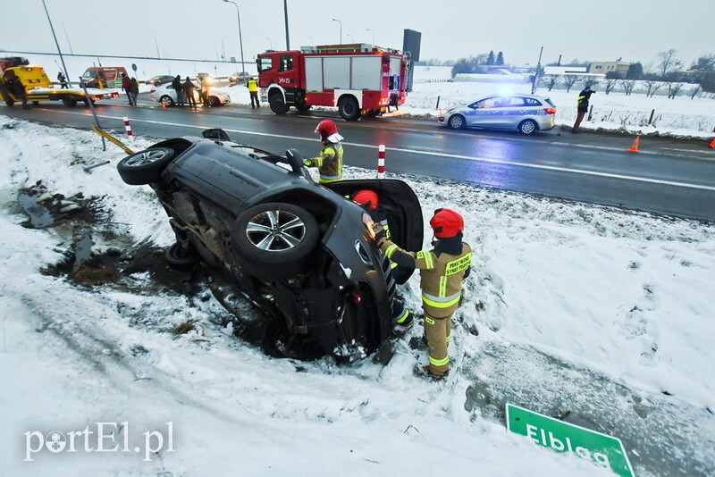 Elbląg, Toyota i jeep w rowie