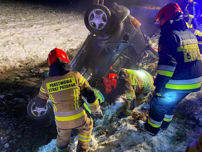 Elbląg, Vw polo dachował do rowu z wodą, zginęła 22-latka  (aktualizacja)