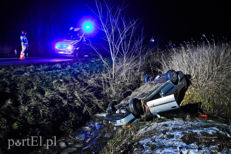 Elbląg, Wyprzedzał pijany i bez pasów, wylądował w rowie na dachu Elbląg, Wyprzedzał pijany i bez pasów, wylądował w rowie na dachu