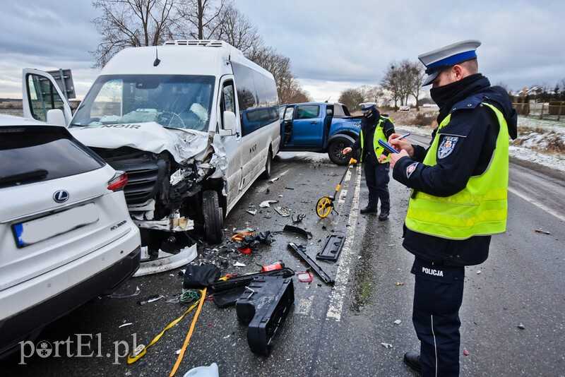Elbląg, W Komorowie Żuławskim zderzyły się SUV, pickup i bus Elbląg, W Komorowie Żuławskim zderzyły się SUV, pickup i bus