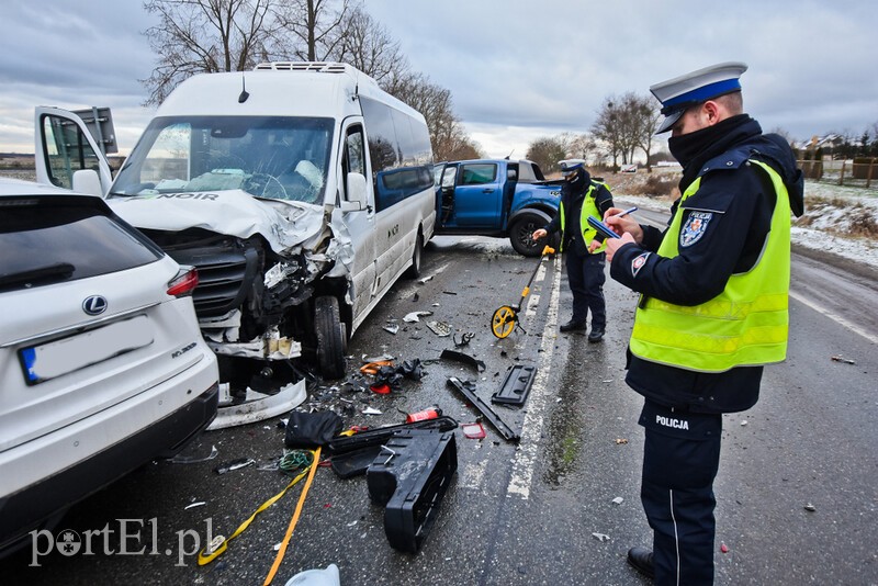 Elbląg, W Komorowie Żuławskim zderzyły się SUV, pickup i bus