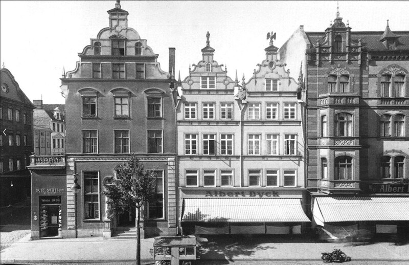 Elbląg, Dom Królów w latach 20. XX wieku, z lewej strony widać szyld winiarskiej firmy P.H. Müller. Dzisiaj w odbudowanych kamienicach mieści się Hotel Elbląg
