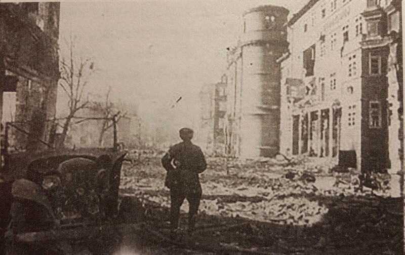 Elbląg, Zdjęcie przedstawiające zniszczoną w trakcie walk ulicę Junkerstrasse (Giermków).