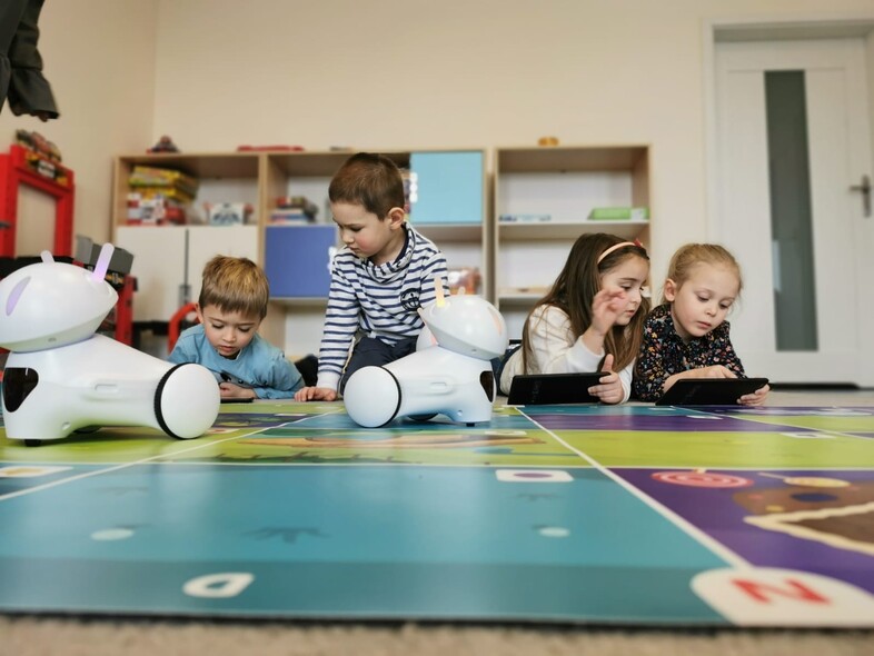 Przedszkolaki z Dwujęzycznego Niepublicznego Przedszkola „Mieszko I” programują roboty Photon! Przedszkolaki z Dwujęzycznego Niepublicznego Przedszkola „Mieszko I” programują roboty Photon!