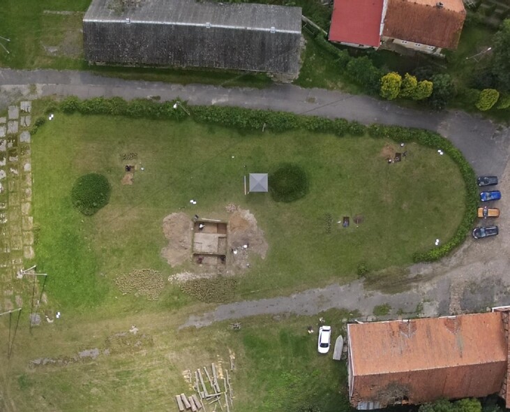 Elbląg, Zdjęcie placu przed pałacem w Janowie zrobione z drona z widocznymi wykopami badawczymi - wykop główny i 4 wykopy sondażowe. Elbląg, Zdjęcie placu przed pałacem w Janowie zrobione z drona z widocznymi wykopami badawczymi - wykop główny i 4 wykopy sondażowe.