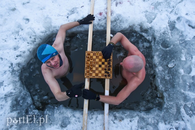 Elbląg, Aleksander (z lewej) i Robert podczas partii szachów w przerębli (fot, Michał Skroboszewski)