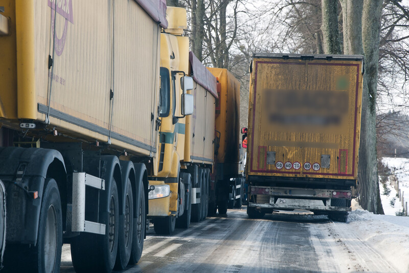 Elbląg, "Lód, śnieg, ciężarówki wpadają do rowów”