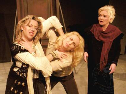 Elbląg, Teresa Suchodolska - Wojciechowska, Beata Przewłocka i Jolanta Tadla w spektaklu "Scenariusz dla trzech aktorek"