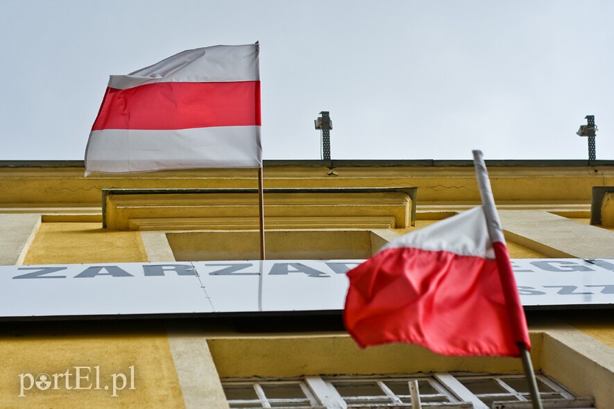 Elbląg, Białoruska flaga zawisla na siedzibie elblaskiej Solidarności