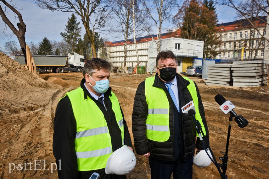Elbląg, Miroslaw Gorbaczewski , dyrektor Szpitala Miejskiego (z lewej) i Witold Wróblewski, prezydent Elbląga opowiadali o nowej inwestycji