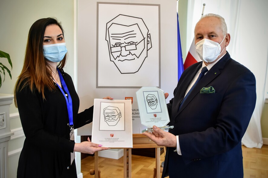 Joanna Skuza odbiera stypendium im. Marka Baumana z rąk Gustawa Marka Brzezina, marszałka województwa warmińsko-mazurskiego Joanna Skuza odbiera stypendium im. Marka Baumana z rąk Gustawa Marka Brzezina, marszałka województwa warmińsko-mazurskiego