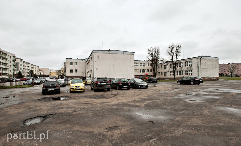 Elbląg, Byłe boisko przy SP nr 23 pełni obecnie rolę parkingu Elbląg, Byłe boisko przy SP nr 23 pełni obecnie rolę parkingu