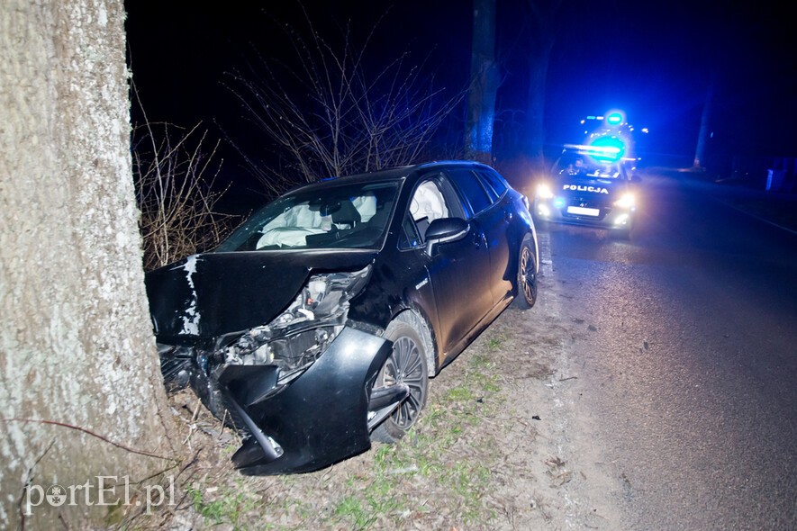 Elbląg, Kobieta kierująca toyotą uderzyła w drzewo