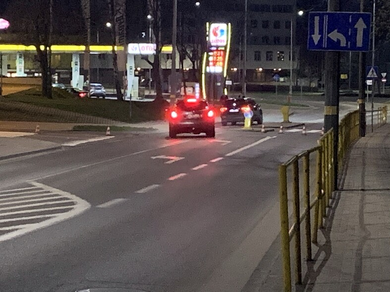 Elbląg, - Nie byłoby to tak dramatyczne, gdyby zastosowano podczas prac odpowiednie oznakowanie (znaki, słupki z pulsującym światłem ostrzegawczym) z dużym wyprzedzeniem - uważa Czytelnikm, kóry zgłosił się do naszej redakcji z tą sprawą