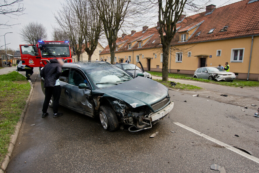 Elbląg, Zderzenie trzech aut, sprawca miał 2,5 promila i był poszukiwany