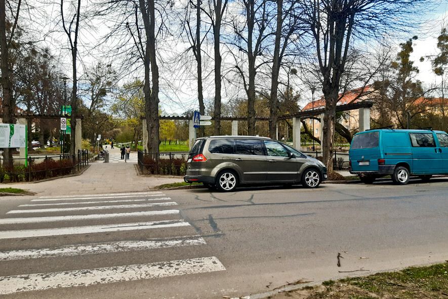 Elbląg, Parkują i zasłaniają widoczność Elbląg, Parkują i zasłaniają widoczność