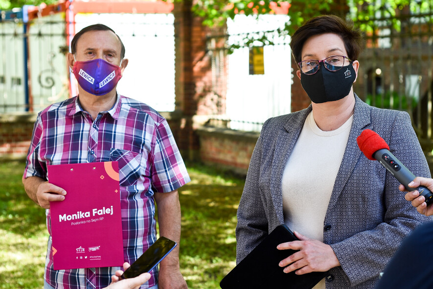 Elbląg, Ryszard Klim i Monika Falej podczas konferencji prasowej,