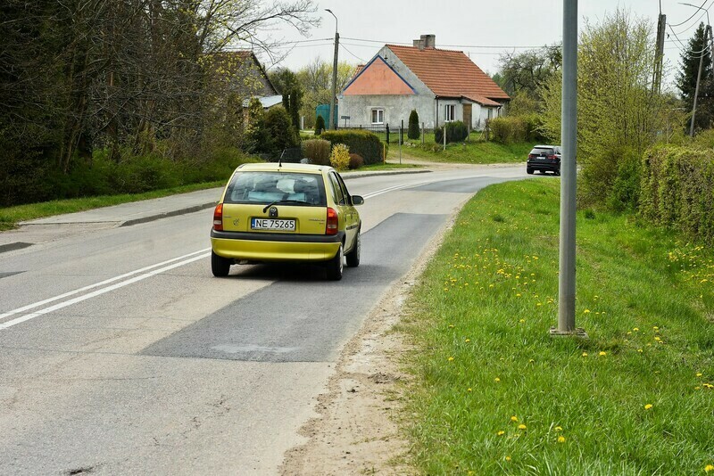 Elbląg, Droga nr 504 w Dąbrowie. Przy niej ma biec ścieżka pieszo-rowerowa Elbląg, Droga nr 504 w Dąbrowie. Przy niej ma biec ścieżka pieszo-rowerowa