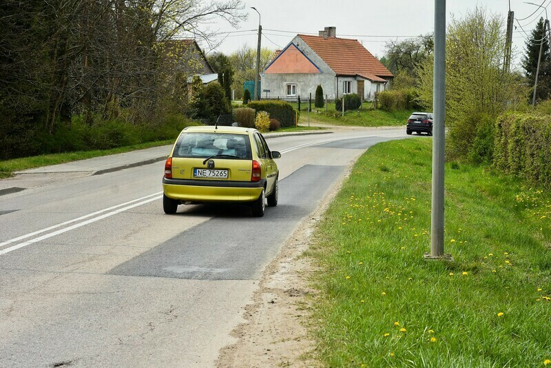 Elbląg, Droga nr 504 w Dąbrowie. Przy niej ma biec ścieżka pieszo-rowerowa