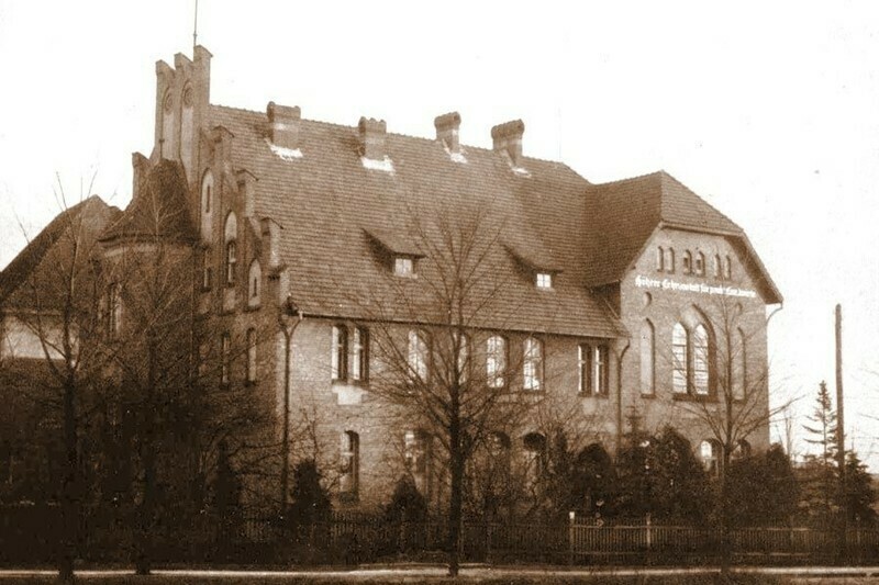 Elbląg, W widocznym na zdjęciu budynku, powstałym w 1907 roku, początkowo mieścił się instytut przygotowawczy dla nauczycieli – Praparanden-Ans(dzisiejsza ulica Bema i Komeńskiego), nie przetrwał do obecnych czasów. W jego miejscu jest obecnie szkolne boisko