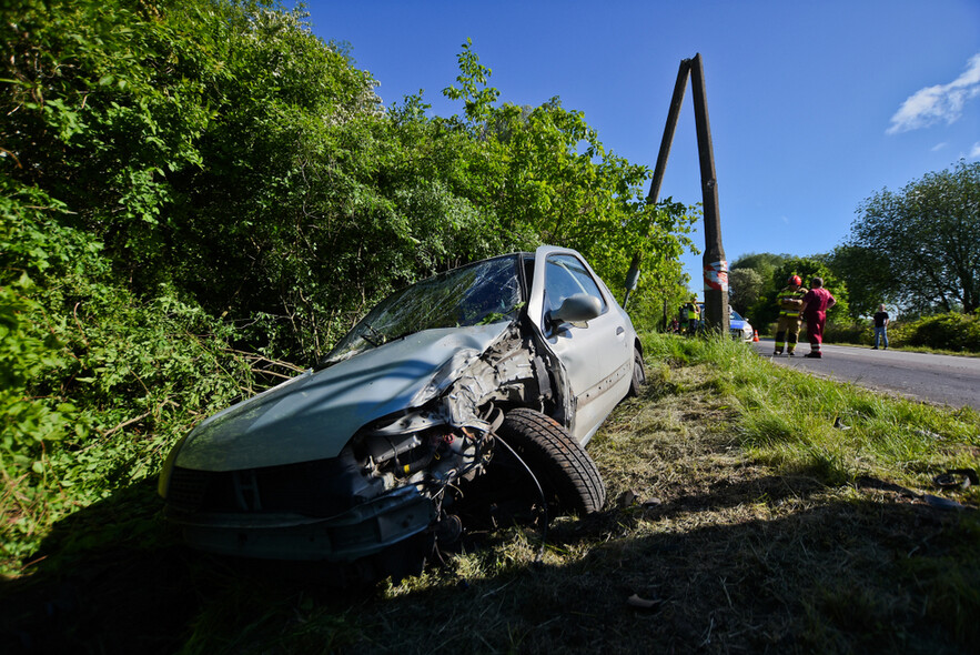 Elbląg, 22-latek uderzył w latarnię na ul. Mazurskiej Elbląg, 22-latek uderzył w latarnię na ul. Mazurskiej