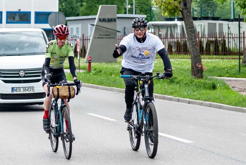 Elbląg, Jacek Lemierski (z prawej) w towarzystwie Łukasza Tazuszela rozpoczął swoją wyprawę na Jasną Górę