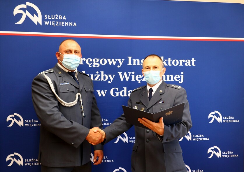 Elbląg, Mł. chor. Rafał Steinborn (z lewej) i płk Andrzej Tesarewicz, dyrektor okręgowego Służby Więziennej w Gdańsku Elbląg, Mł. chor. Rafał Steinborn (z lewej) i płk Andrzej Tesarewicz, dyrektor okręgowego Służby Więziennej w Gdańsku