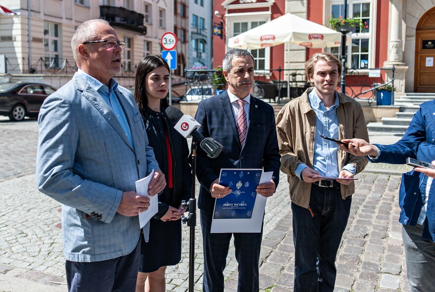 Elbląg, O parlamentarnym zespole opowiadali dzisiaj na konferencji na starówce: poseł Jacek Protas, Zofia Olszewska, senator Jerzy Wcisła i Kuba Retyk Elbląg, O parlamentarnym zespole opowiadali dzisiaj na konferencji na starówce: poseł Jacek Protas, Zofia Olszewska, senator Jerzy Wcisła i Kuba Retyk