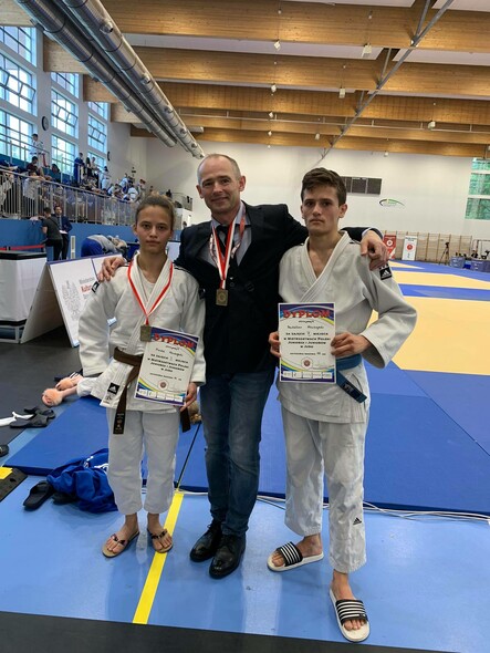 Elbląg, Nada i Mukhtar - rodzeństwo trenujące judo w MKS Truso Elbląg wraz z trenerem Tomaszem Gadajem Elbląg, Nada i Mukhtar - rodzeństwo trenujące judo w MKS Truso Elbląg wraz z trenerem Tomaszem Gadajem