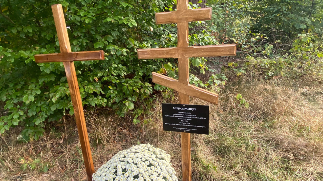 Elbląg, Krzyże upamiętniające pilotów, którzy zginęli w katastrofie, fot arch. J.Grabania Elbląg, Krzyże upamiętniające pilotów, którzy zginęli w katastrofie, fot arch. J.Grabania
