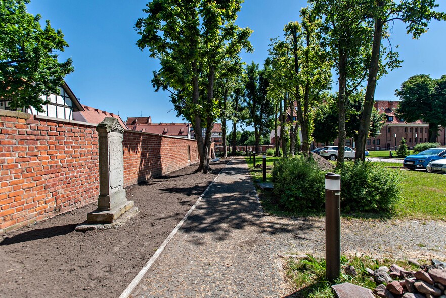Elbląg, Część muzealnego dziedzińca przeznaczona na ogród zielny i lapidarium. Elbląg, Część muzealnego dziedzińca przeznaczona na ogród zielny i lapidarium.