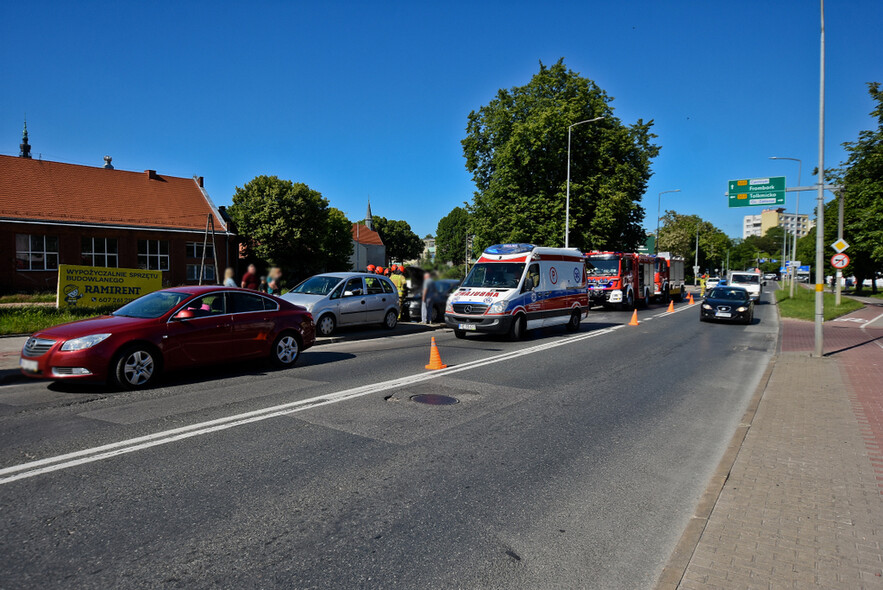 Elbląg, Kolizja trzech aut przed mostem Wyszyńskiego Elbląg, Kolizja trzech aut przed mostem Wyszyńskiego